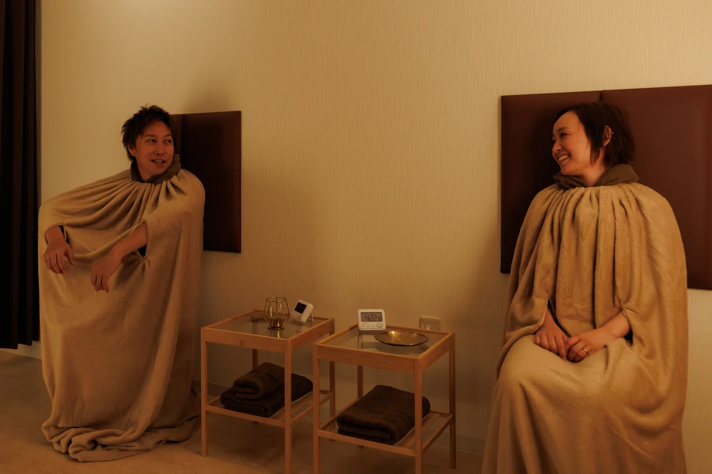 男女のペアでよもぎ蒸しを楽しむ様子